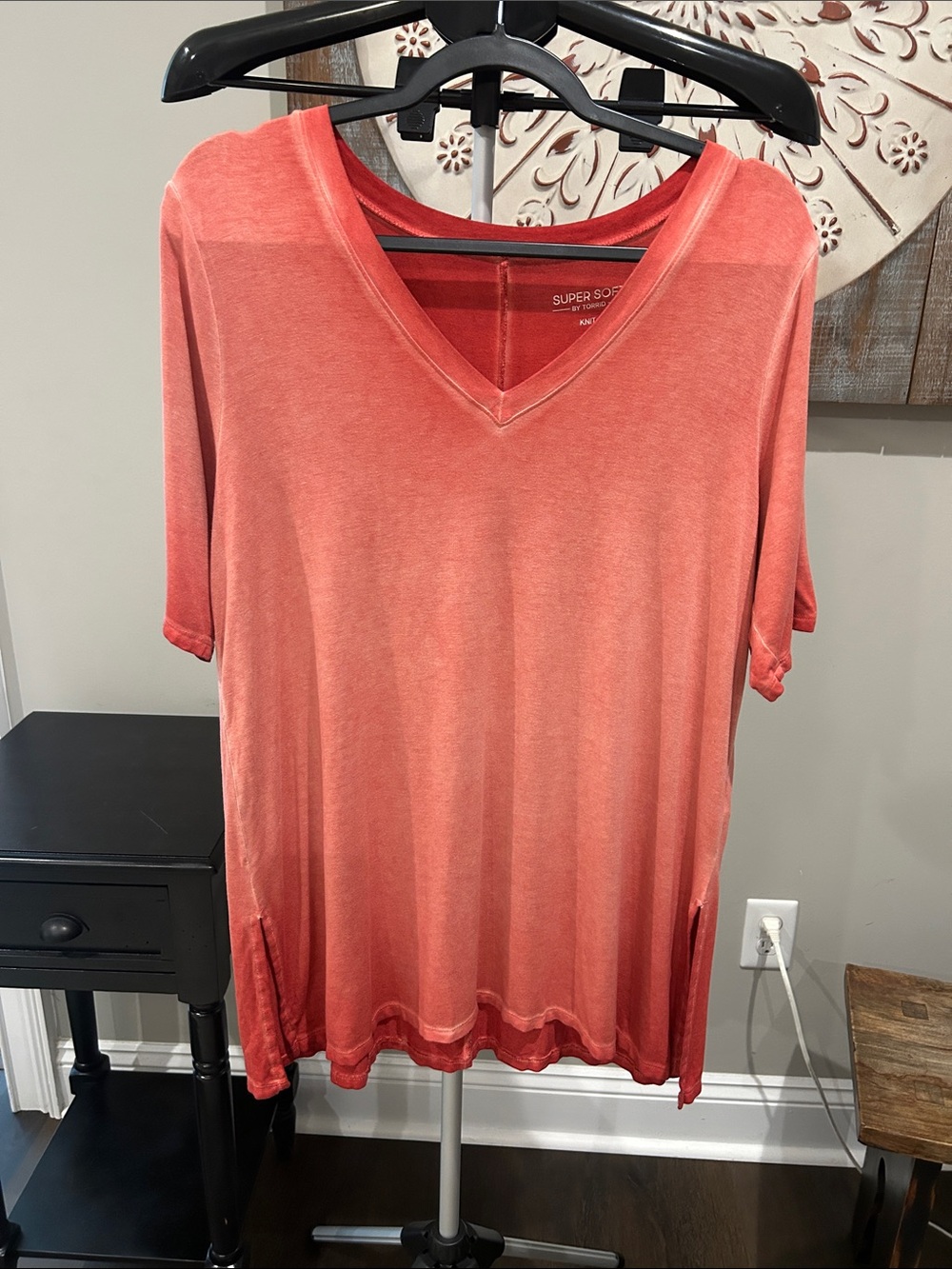 torrid Coral V-Neck Short Sleeve Tee SOFT! Size 1 / Perfect shirt color For Fall